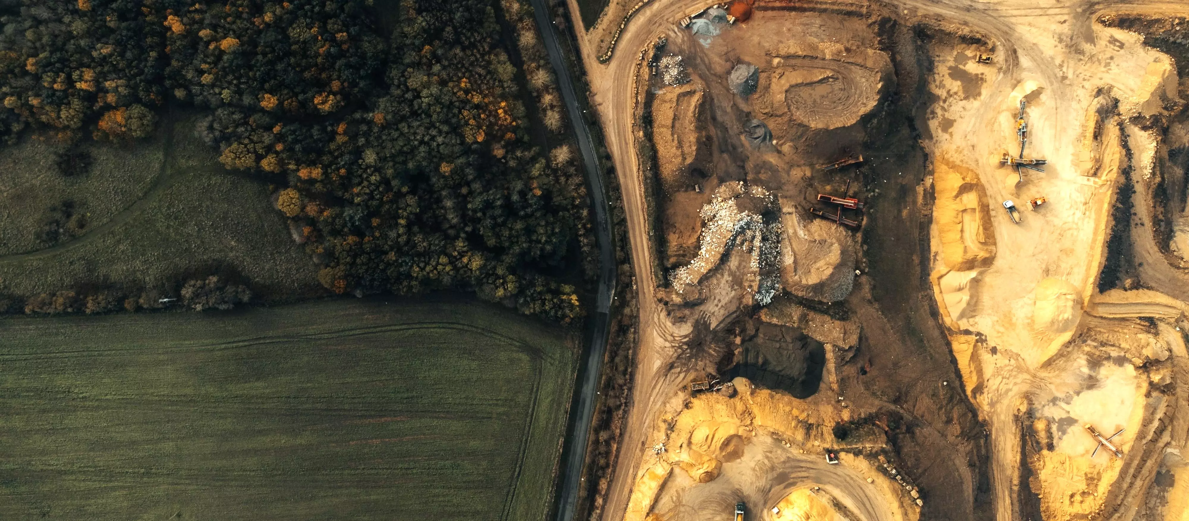 Erzabbaugebiet neben Wald aus Vogelperspektive